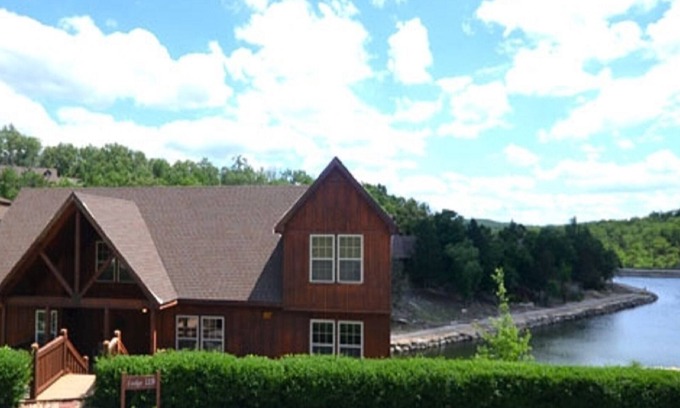 Reeds Spring Cabina | 1Br Lakefront Pets, Piscina cubierta, Pesca, Playgnd, Golf, Vball, Nr Silver Dollar