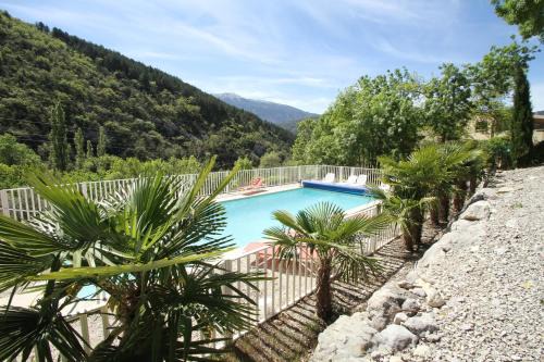 Plaisians Casa | LA BAPTISTINE FACE AU VENTOUX la Clue
