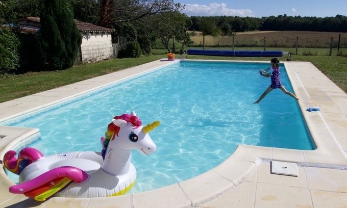 Saint Germain du Seudre Cabaña | La Bigorre Grange - family friendly, heated pool, 30 mins to gorgeous beaches
