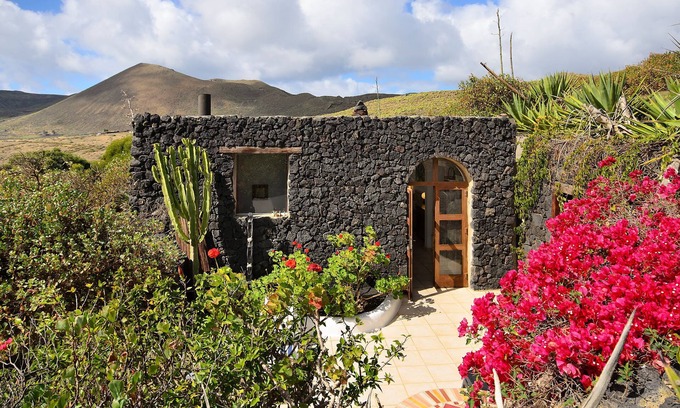 Haria Villa | La Bodega - En volcán con piano, vistas al mar, terraza privada y Wi-Fi