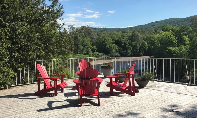 Baie-St-Paul Apartamento | LA CAMPAGNE au centre-ville de Baie St PaulUNIQUE