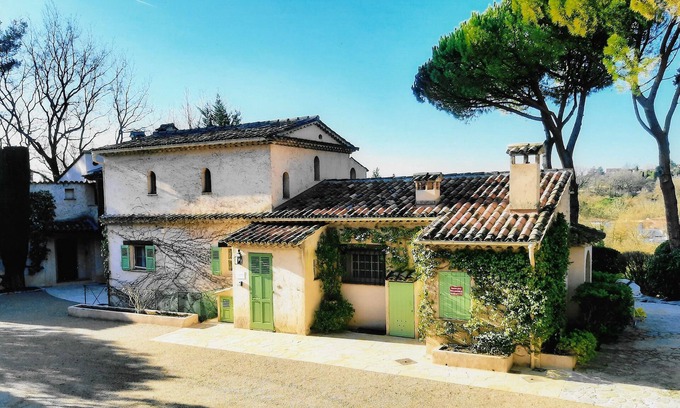 Chateauneuf-Grasse Villa | La Campanette, surrounded by nature with its magnificent 4 x 15 m swimming pool.