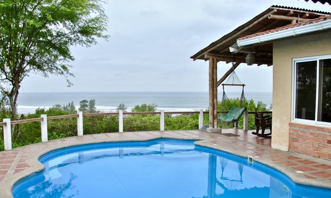 Curia Villa | La Casa de Curia, hermosa casa con vista al mar con piscina, en la mejor playa de Ecuador