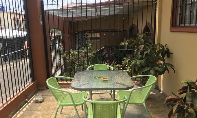 Residencial La Giralda Cama Y Desayuno | La casa del suizo