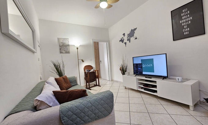 Jesi Apartamento | [La Casetta] Bilocale Centrale con Terrazza Parcheggio Gratuito Wifi PS4 Minipc