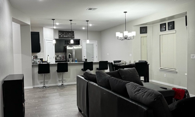 Biggs Field Casa | La Casita 915- HOT TUB, family-friendly!