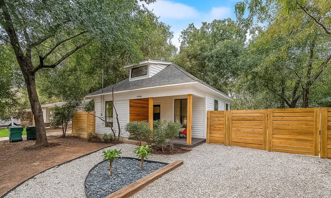 Denton Casa | La Casita - Cozy Modern Retreat near Downtown Denton TX - Stylish Comfort