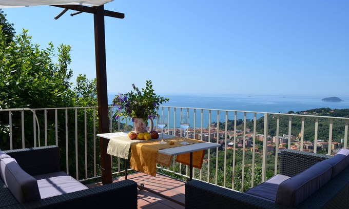 Lerici Cama Y Desayuno | la castellana una finestra sul mare