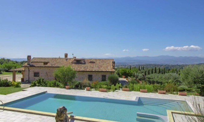 Massa Martana Casa | La Danza by Interhome