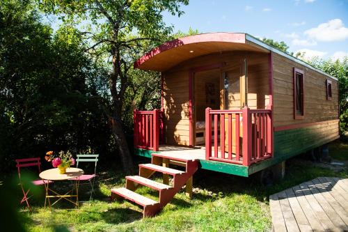 Le Gue-d'Allere Cama Y Desayuno | La Jolie Longère Fleurie Roulotte avec piscine et grand jardin