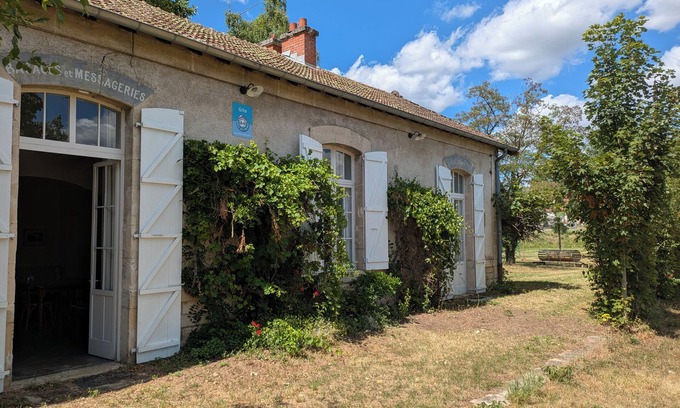 Saint-Gengoux-le-National Casa | La Lampisterie - Converted railway workshop on the edge of the Voie Verte