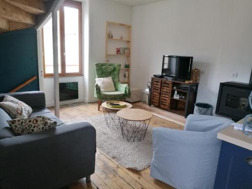 Voutezac Casa | La maison à la porte bleue