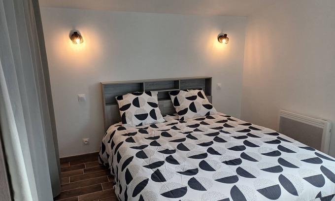 Pouzauges Casa | La Maison du Soleil whole house on enclosed land Connected TV