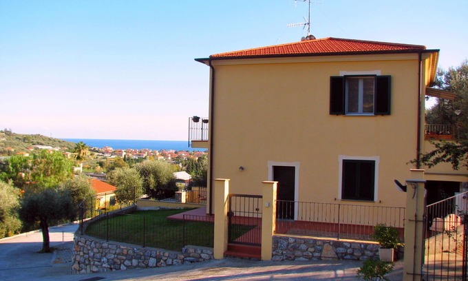 Diano Castello Apartamento | La Meloria: terraza y jardín con barbacoa - a 2 km de las playas de Diano Marina