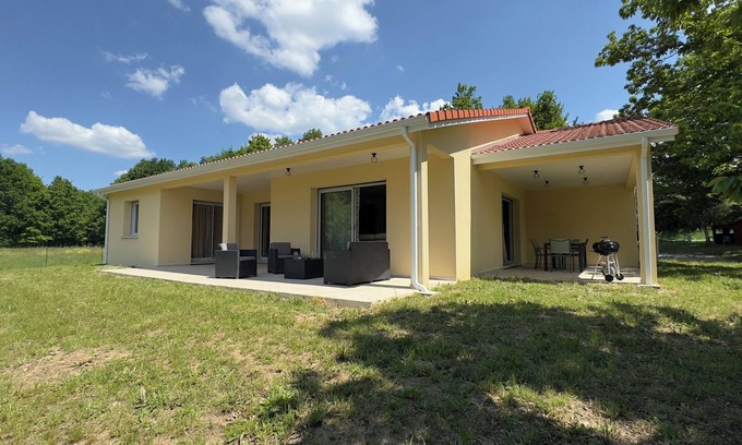 Feytiat Casa | La Pause Limousine | Garden & Terrace | Near Limoges | Wifi | Children's games