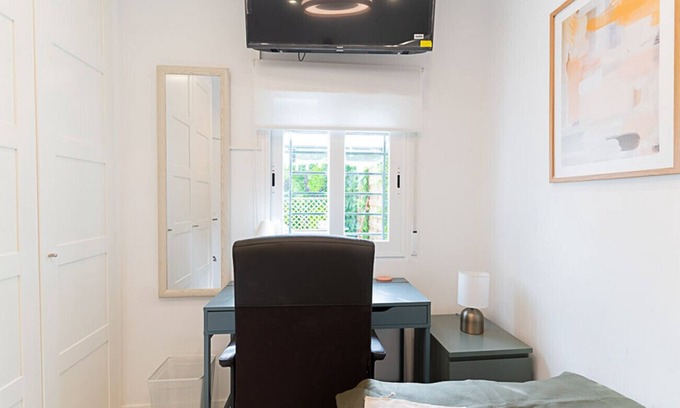 Simancas Cama Y Desayuno | La Paz: Habitación con confort y esencia boliviana en Madrid