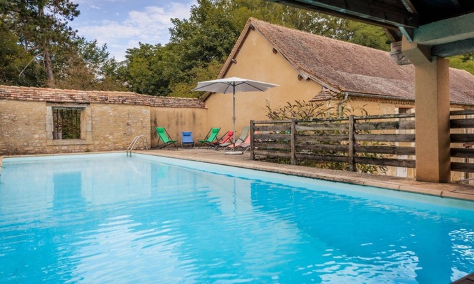 Mayac Casa | La Petite Cour – Casa espaciosa con piscina compartida en el corazón del Périgord
