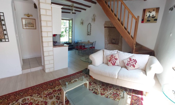 Saint-Martin-de-Riberac Cabaña | La Petite Mirabelle, peaceful rural character cottage with pool