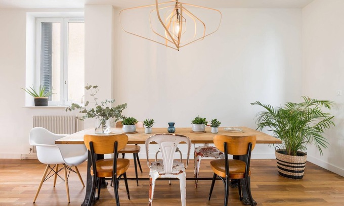 Champagne-au-Mont-d'Or Villa | Oficina de correos casa de pueblo con piscina y jardín.