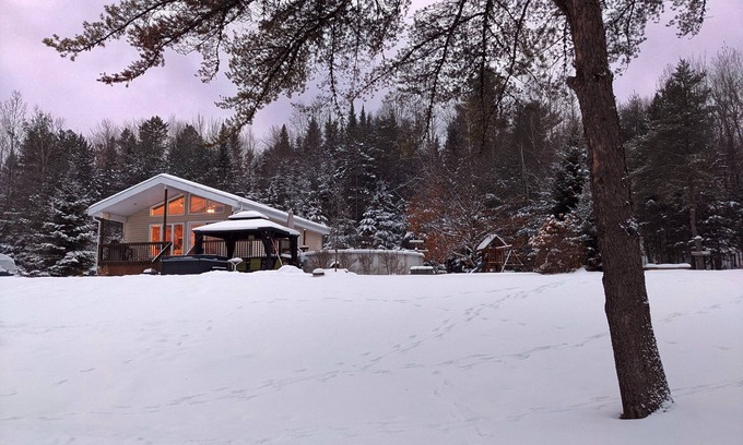 Asbestos Chalet De Esquí | La Quiétude des Trois-Lacs | Spa and Heated Pool in front of the Lake