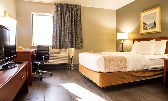 Oak Creek Hotel | La Quinta Inn by Wyndham Milwaukee Airport / Oak Creek