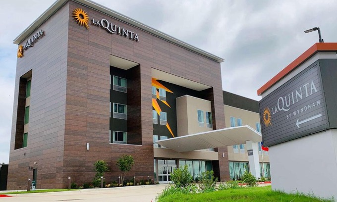 Red Oak Hotel | La Quinta Inn & Suites by Wyndham - Red Oak TX IH-35E
