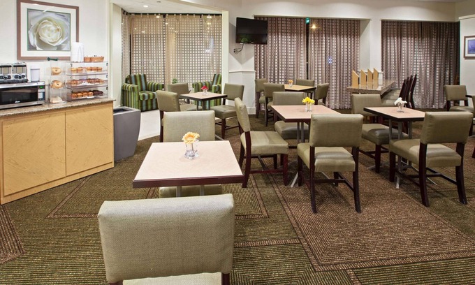 Merry Oaks Hotel | La Quinta Inn & Suites by Wyndham Nashville Airport/Opryland