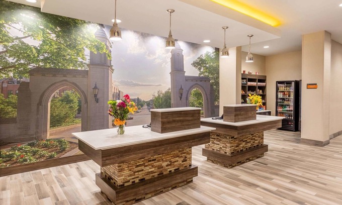 Bloomington Hotel | La Quinta Inn & Suites by Wyndham Bloomington