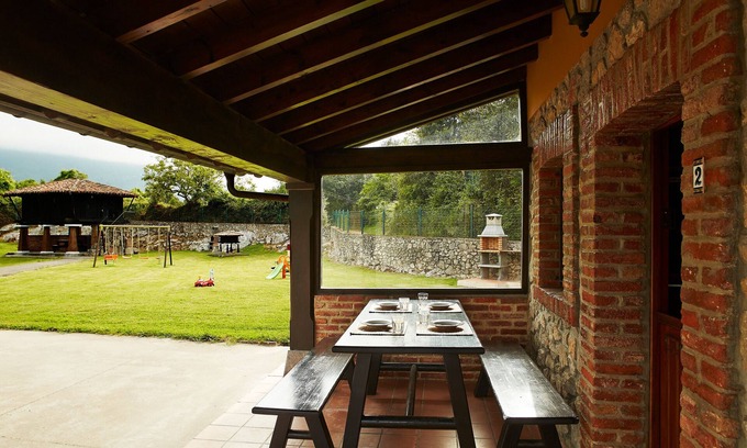 Llamigo Apartamento | La Rotella de Xuan: Apartamento 'Amarillo' con vistas a la montaña, terraza y jardín compartido