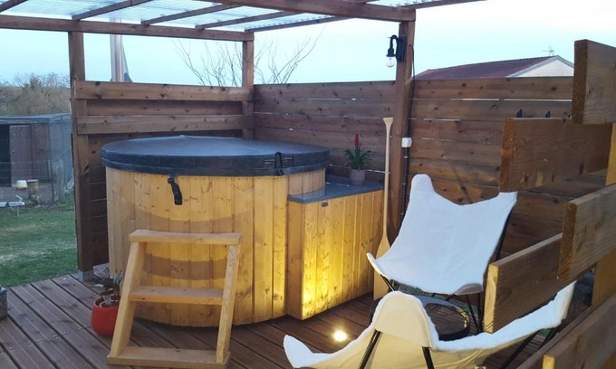 Mattexey Casa | LA ROULOTTE DES AMISH & Bain Nordique à Remous Jacuzzi
