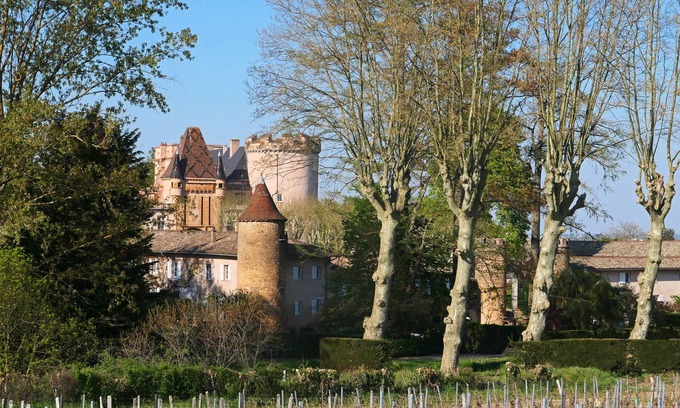 Chaintre Casa | La Tour du Château de Chaintré, 4 **** Charm, Comfort, Equestrian Center, Tennis