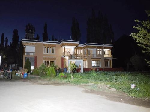 Hundar Casa | LA-TSAS GUEST HOUSE