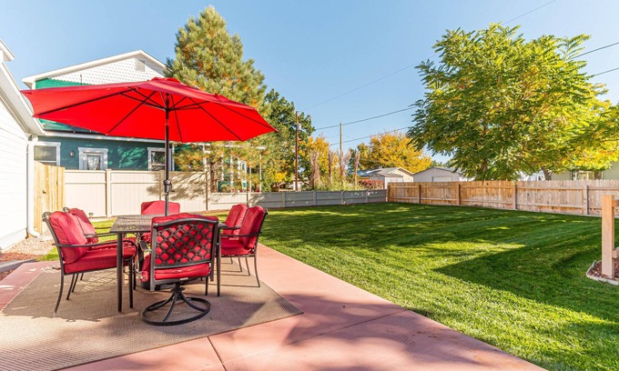 Fruita Casa | Nuevo centro de 3BR / 2 baños, capacidad para 7 personas, patio grande, cocina actualizada, mascotas bien