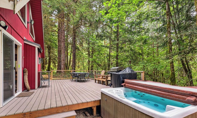 Baring Cabina | Ladybug Landing - Creekside w/ hot tub, pet friendly