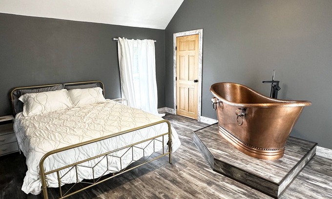 Ladysmith Cabaña | Ladysmith Cozy Cottage - Copper Tub - Waterfront