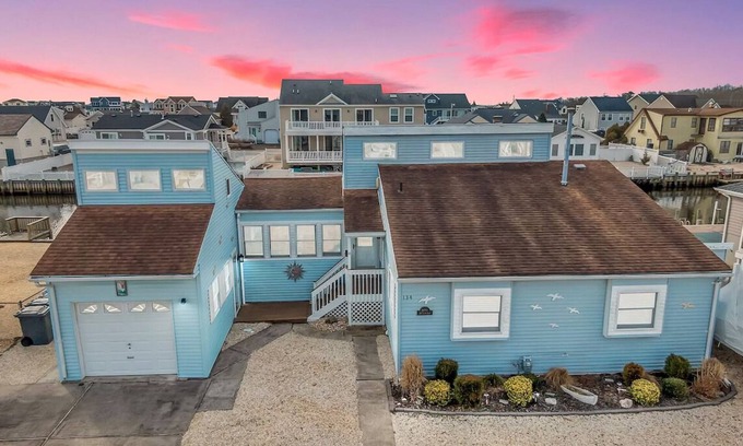 Manahawkin Casa | Lagoon-front home just minutes from the beach!