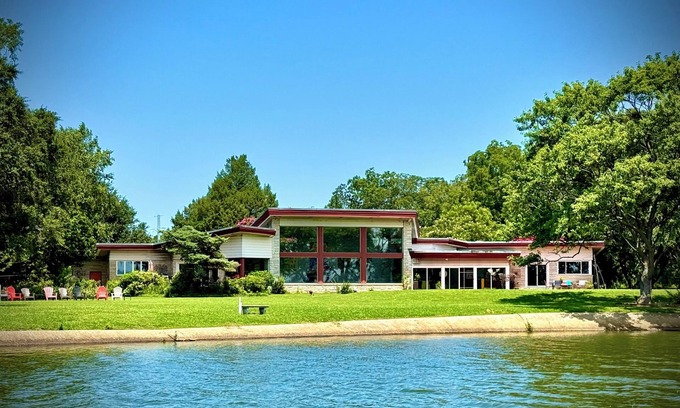 Camellia Shores Casa | Mediados de siglo modernos Lakefront Estate, cerca de la playa y la bahía!