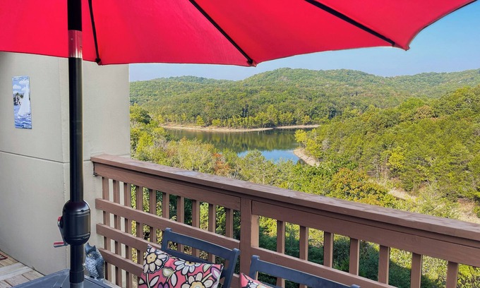 Indian Point Condominio | Lake Access & Pool: Branson Condo - 2 Mi to Marina