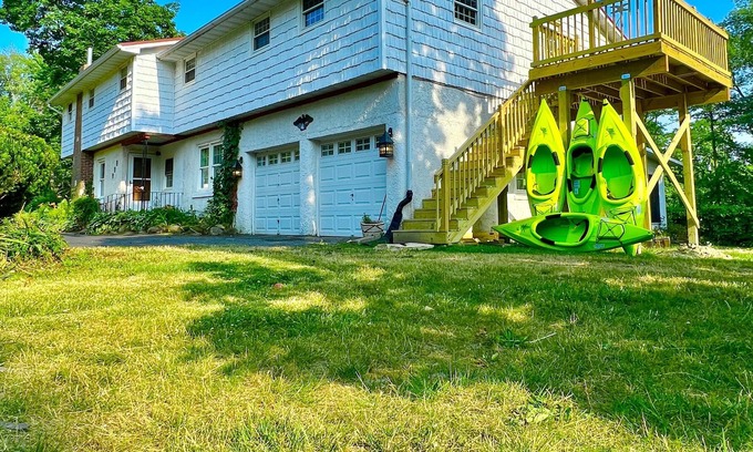 Cedar Lake Casa | LAKE ACCESS, spacious lake home perfect for large families and events, +kayaks