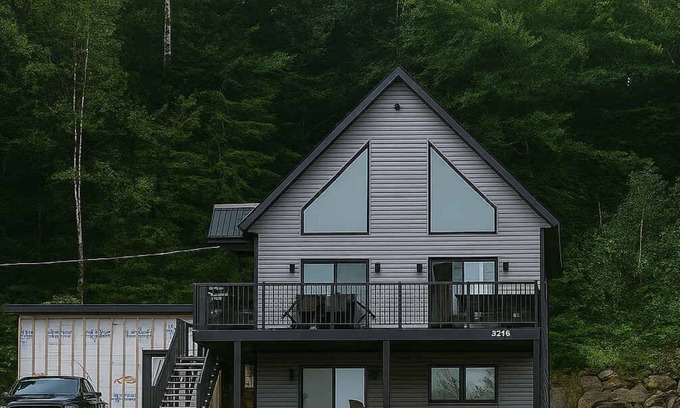 Saint-Prosper Chalet De Esquí | Lake and Pool table - The Dorchester