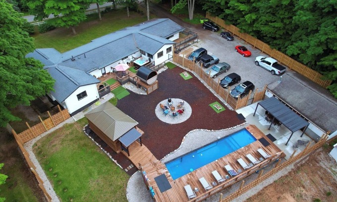 Lake Ann Cabina | Lake Ann Lodge – Heated Pool, Hot Tub, Sauna & Game Rooms | Near Traverse City