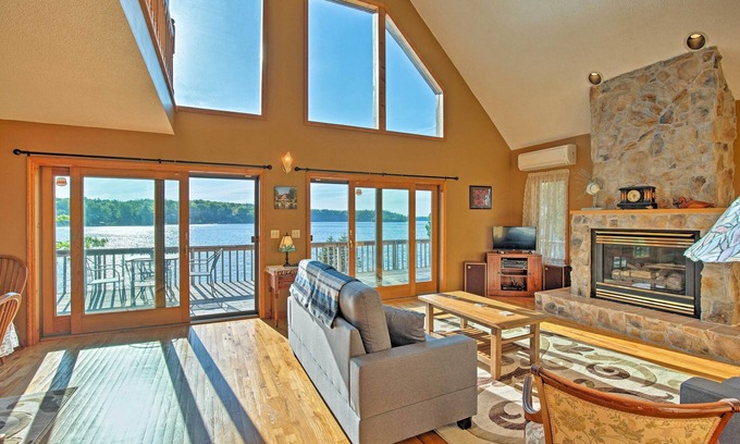 Lake Bonaparte Casa | Harrisville House en Lake Bonaparte w / Deck & Dock!