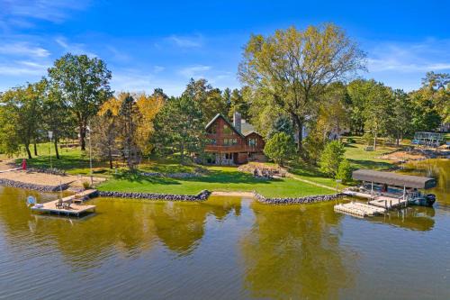 Nekoosa Casa | Lake Camelot Cabin