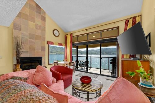 Chelan Apartamento | Lake Chelan Shores - Waterfront Dream 11-4