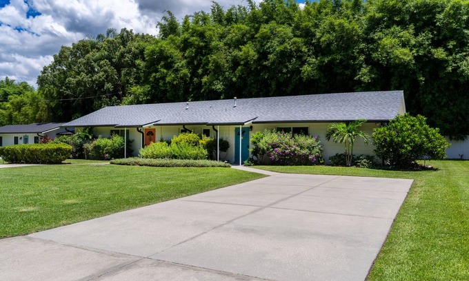 Mount Dora Casa | Lake Cottage Minutes from Downtown Mount Dora!