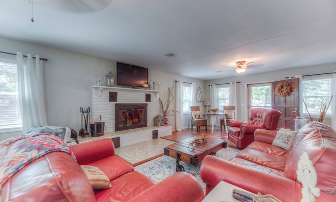 Cookson Cabaña | Lake Cottage Near Chicken Creek Ramp – Pet Friendly + Boat Parking