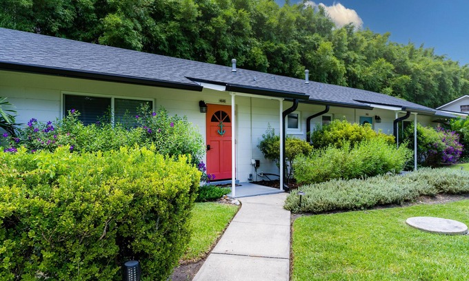 Mount Dora Casa | Lake Cottage with screen patio, fire pit and dock, close to downtown Mt Dora