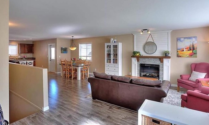 Central Okanagan Casa | Lake Country spacious 1-bed w/ access to rail trail and short walk to Wood Lake
