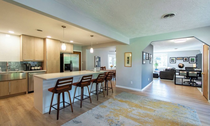 Vermilion Casa | Lake Erie Fall Retreat. Fishing Boats Welcome!