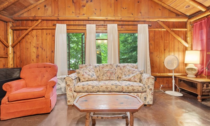 Whitehall Cabina | Lake Erie Log Cabin #2